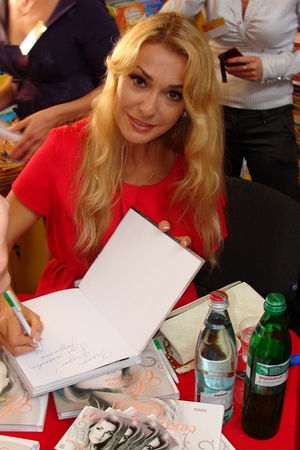 Актриса и телеведущая Ольга Сумская представила вторую авторскую книгу  «Секреты женской красоты»